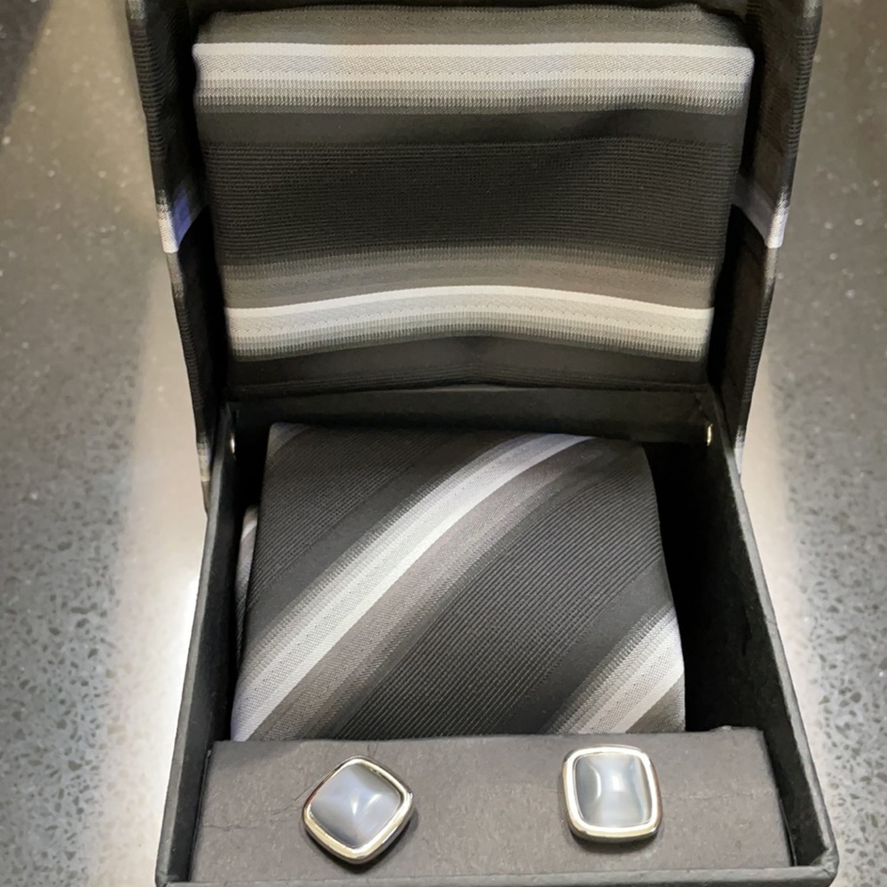 Alexander Julian Tie Hankerchief & Cuff Link Set